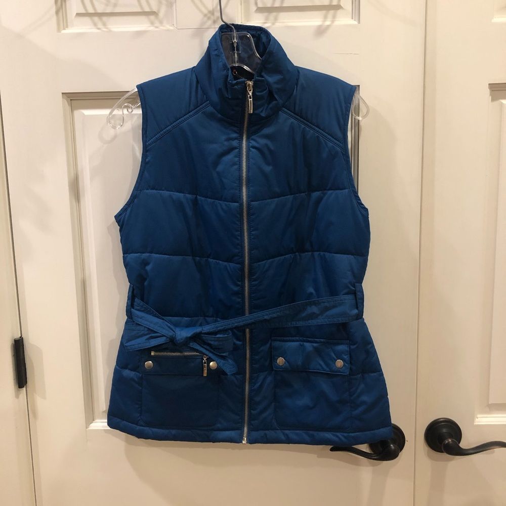 ✨5 for $25✨ Merona blue belted vest.